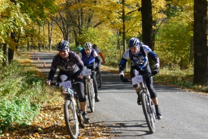 Závodníci na trase MMTB Jesenického Surovec